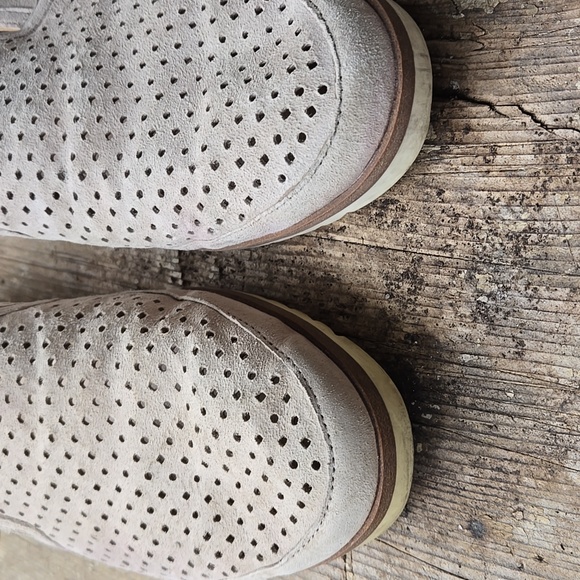 Franco Sarto Perforated Beige Ladies Loafers. Size 6M. Good Condition. - Picture 3 of 13